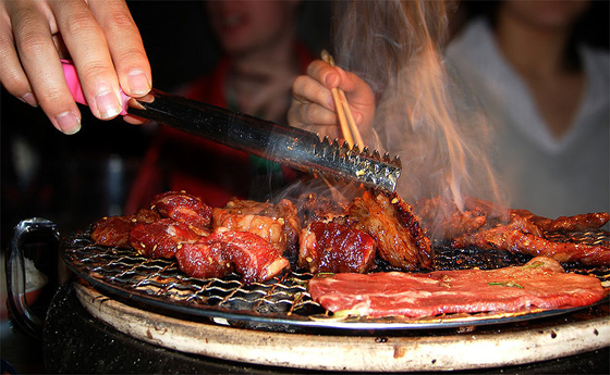 焼き肉の美味しい季節なだけに、この秘伝が役立つはず！画像はwikipediaより。