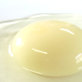 黄身も白い卵がふつーに存在した！ 鶏に米を食べさせると白身×白身に