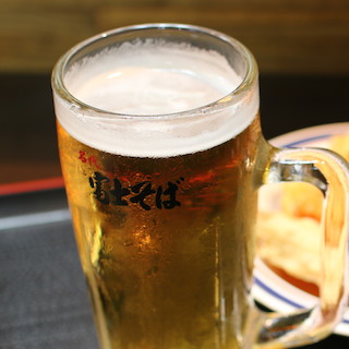 富士そばで酒飲む｢富士呑み｣がブレイクか 生ビールと天ぷらで350円の“大人呑み”