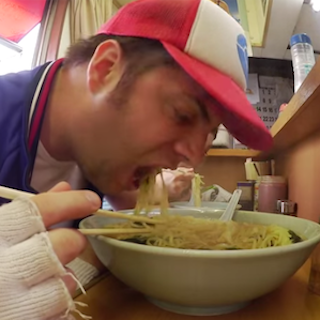 海外YouTuberが二郎系ラーメンで暴れ食い ポケモンコスプレでの衝撃映像