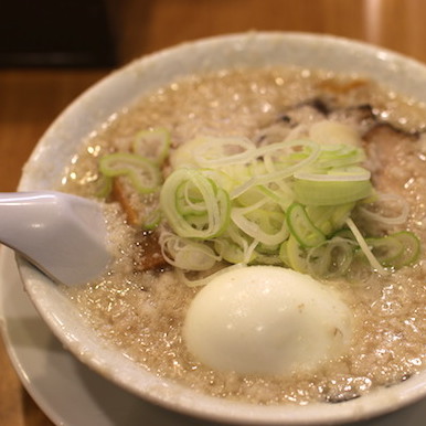 海外が注目する日本の本当にすごいラーメン！ 「スノーホワイト麺」は表面が背脂で真っ白!!