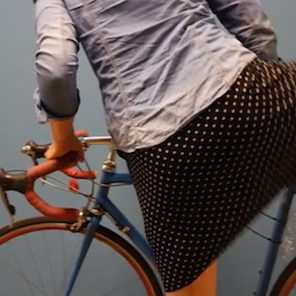 スカートに自転車で「チラり」しない簡単な方法がすごい！ ヘアゴムと小銭があれば10秒でバッチリ！