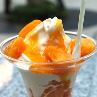 ミニストップのマンゴーパフェが発売10年目でより美味しく とろとろマンゴーにソフトクリーム、暑い日に最高すぎる!!!