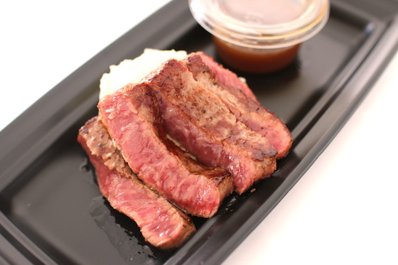 取材班が満場一致で「美味い」と思ったのはミート矢澤のステーキ。レアだが中まで火を通し、脂がほどよく溶けている。