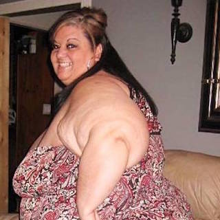 デブ専の彼のため300kg太った女性 毎日1万3000kcal食べさせられ、相撲取りの2倍の体重に
