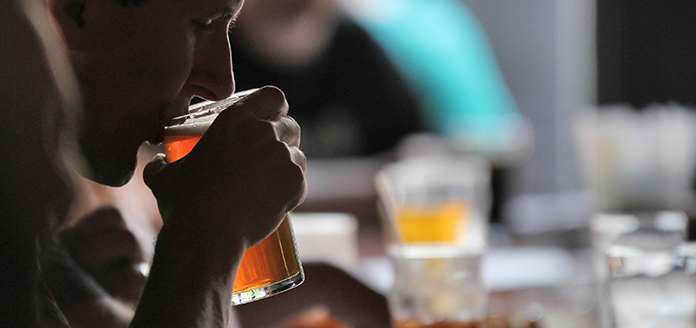 15秒で鼻からビール飲む男性が人気 「鼻腔に芳醇さが広がり、炭酸のキレが心地よい」