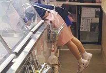 背の低いアイスクリーム屋さんが可愛すぎると話題に まるで「くまのプーさん」なポーズとは?