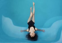 女子高生が水着で試験受ける高校に、保護者たちから激怒の声 学校側「生徒たちが勝手にビキニで」と釈明