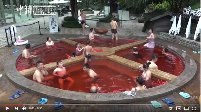 中国四川で「火鍋」に入る温泉が人気  真っ赤な唐辛子浮かぶ湯に入る
