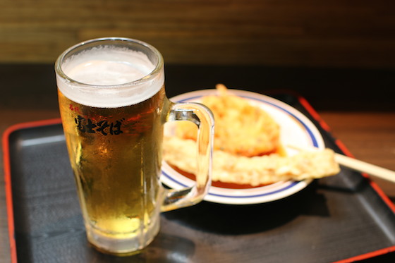 ※天ぷらにビールというアダルトな呑みだが、わずか350円。富士そばだから！