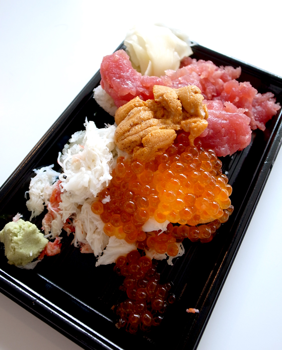 ※羽田空港で最速かつ豪華に食べられるのが「ぶっこみ寿司」。