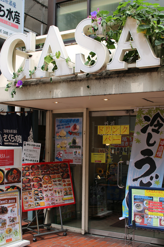 ※CASA大久保店。日本、韓国、中国など多国籍なお客さんであふれている。