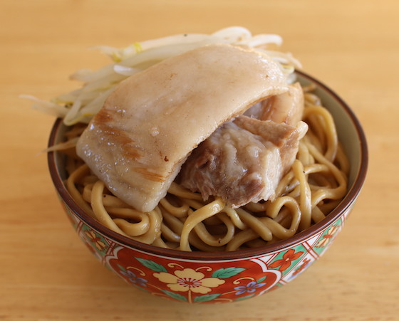 二郎の生麺を使って作った二郎ヤキソバ・アブラカタマリ。