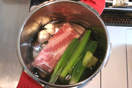 豚肉がかぶるぐらいの水で煮ました。