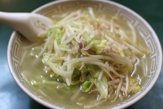 愛川欽也さんは、この透明なスープのタンメンを気に入って、一般客に紛れてよく食べていたという。