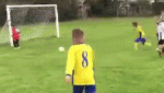 サッカーで子供つきとばしてゴール防いだ父親01