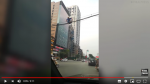 交通渋滞回避のため電線わたった男性02