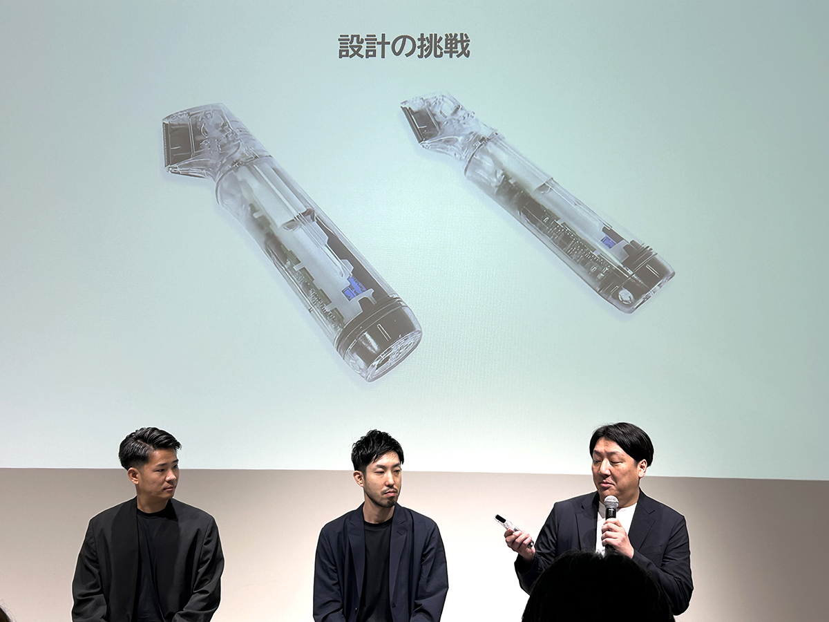 開発の舞台裏を語る担当者。スクリーンには内部構造を示すスケルトンモデルが映る