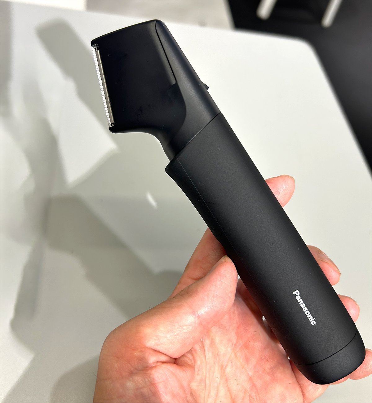 新型ER-GK9Aを手にしたところ。グリップは手に吸い付くような質感だった