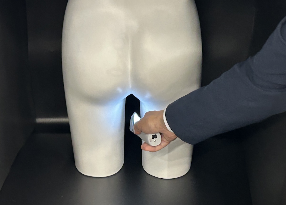 スキンビューLEDの点灯デモ。影になりやすい部位を明るく照らす