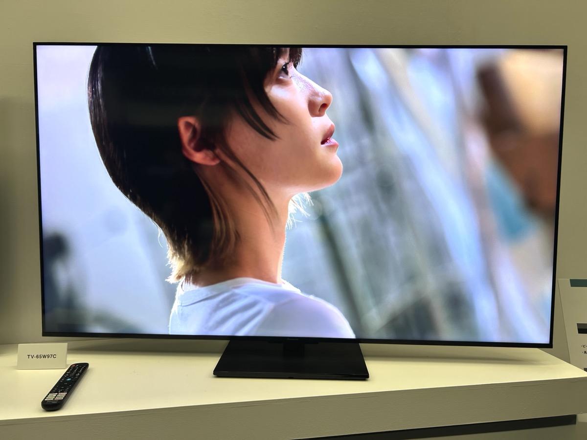 画面の光の反射が少なく、こちらの映り込みが少ないのも衝撃だった。