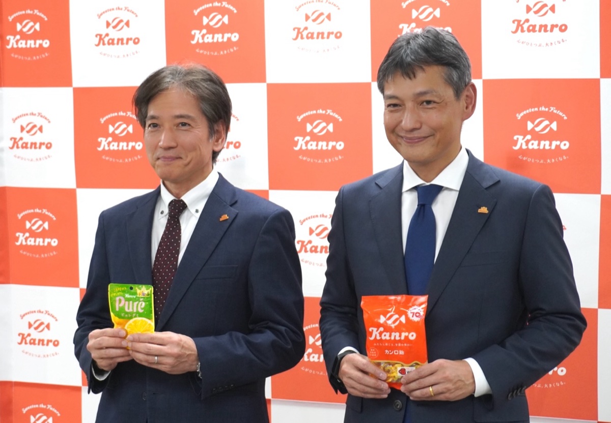決算説明会に臨んだカンロの経営陣。ピュレグミとカンロ飴を手にした