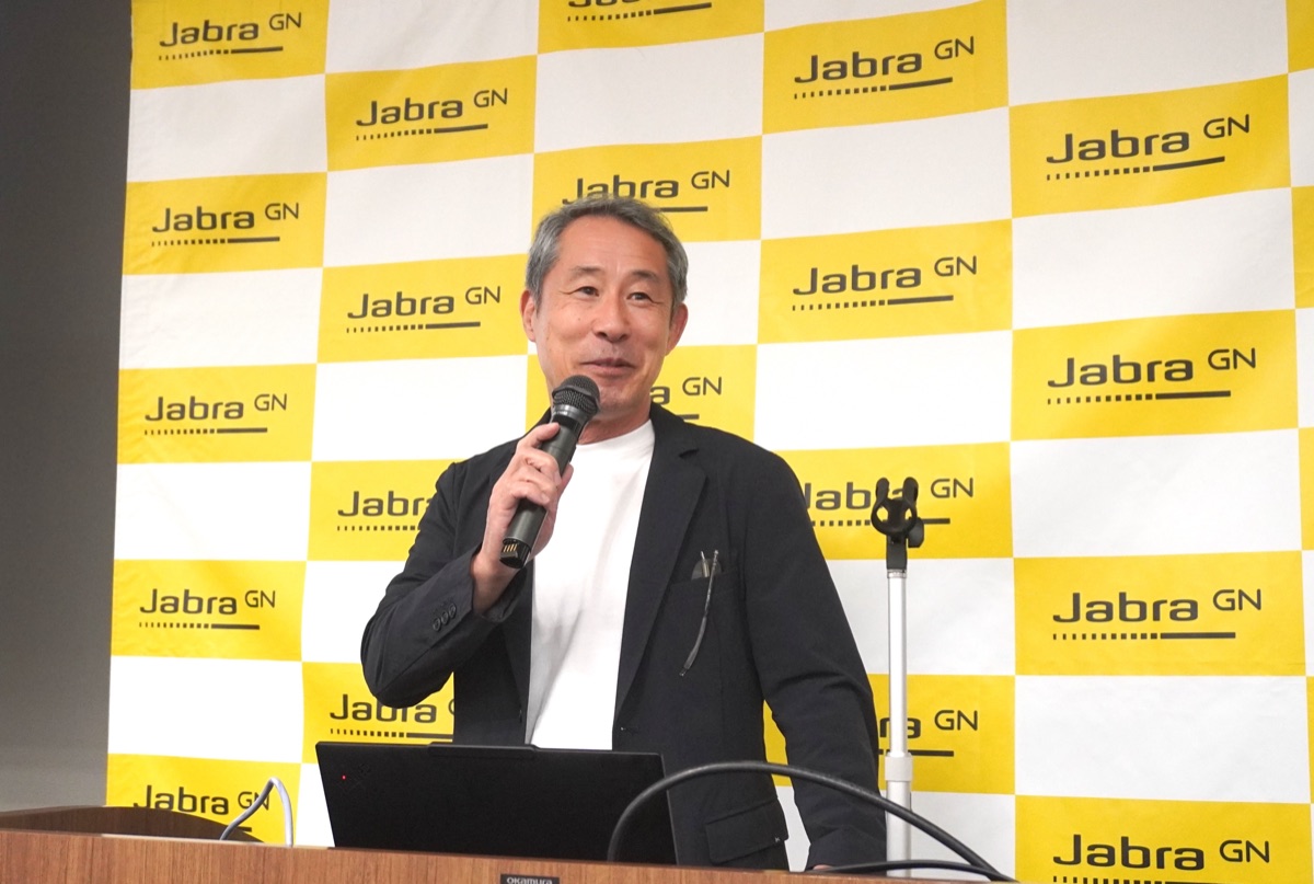 GNオーディオジャパン代表取締役社長の安藤靖氏。冒頭でビジネスパーソン400人への調査を紹介し、自席でのWeb会議に満足している人は38％、周囲や相手の音が気になって満足できていない人は33％だったと説明した。