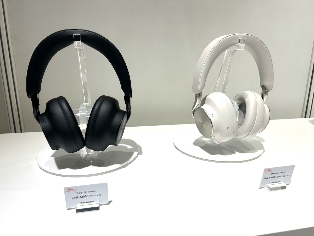 説明会場に展示されたEAH-A1000。型番はブラックが「EAH-A1000-K」、プラチナグレージュが「EAH-A1000-S」