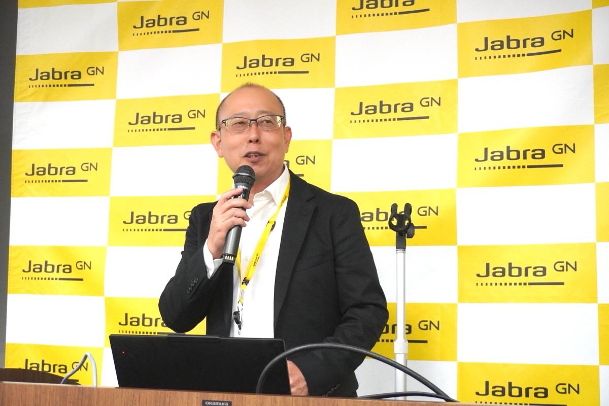 エンタープライズ営業部部長の藤由龍矢氏。「Web会議は業務でしょうか」と会場に問いかけ、業務である以上は効率化とリスク対応の両面で会社がヘッドセットを用意すべきだと訴えた。