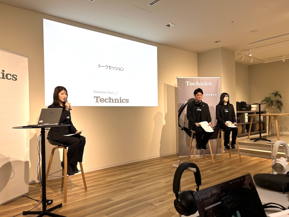 トークセッションでは、ハード設計部の武田理玖氏（中央）とデザイン担当の工藤帆夏氏（右）が、音とデザインそれぞれの開発の舞台裏を語った
