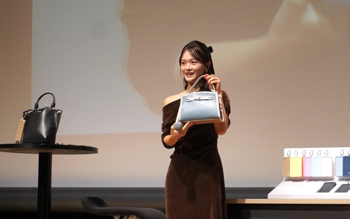 淡い色のバッグにライトグレーを合わせた田久保夏鈴さん